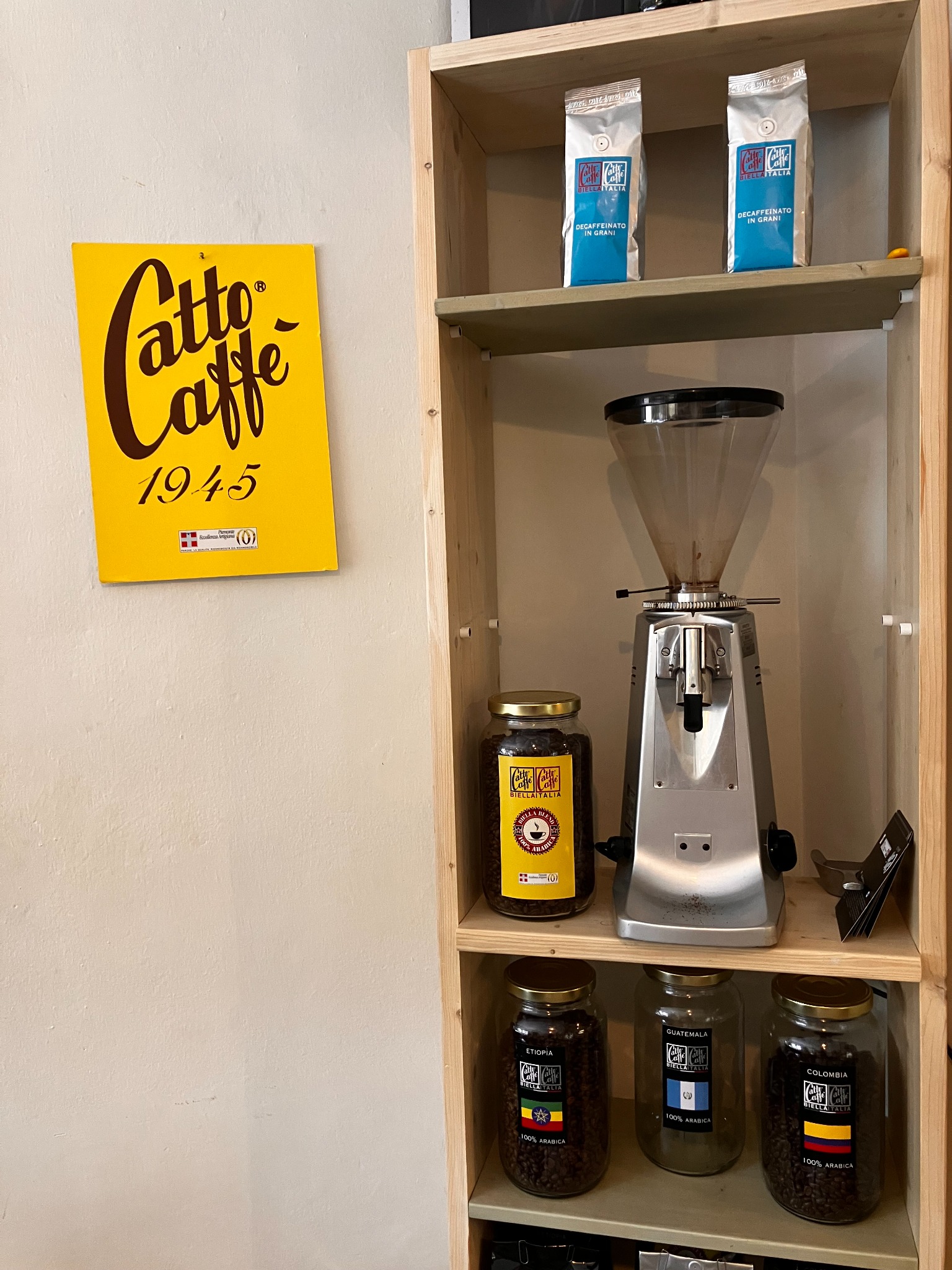 Caffè Cattò in grani e macinacaffè della bottega