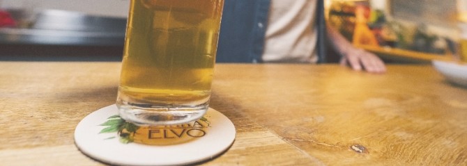 Un bicchiere di Birra Elvo servito al bancone