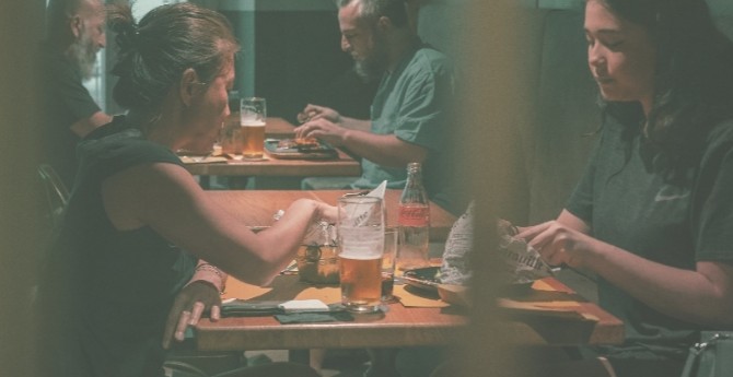 Persone a tavola con bicchieri di Birra Elvo
