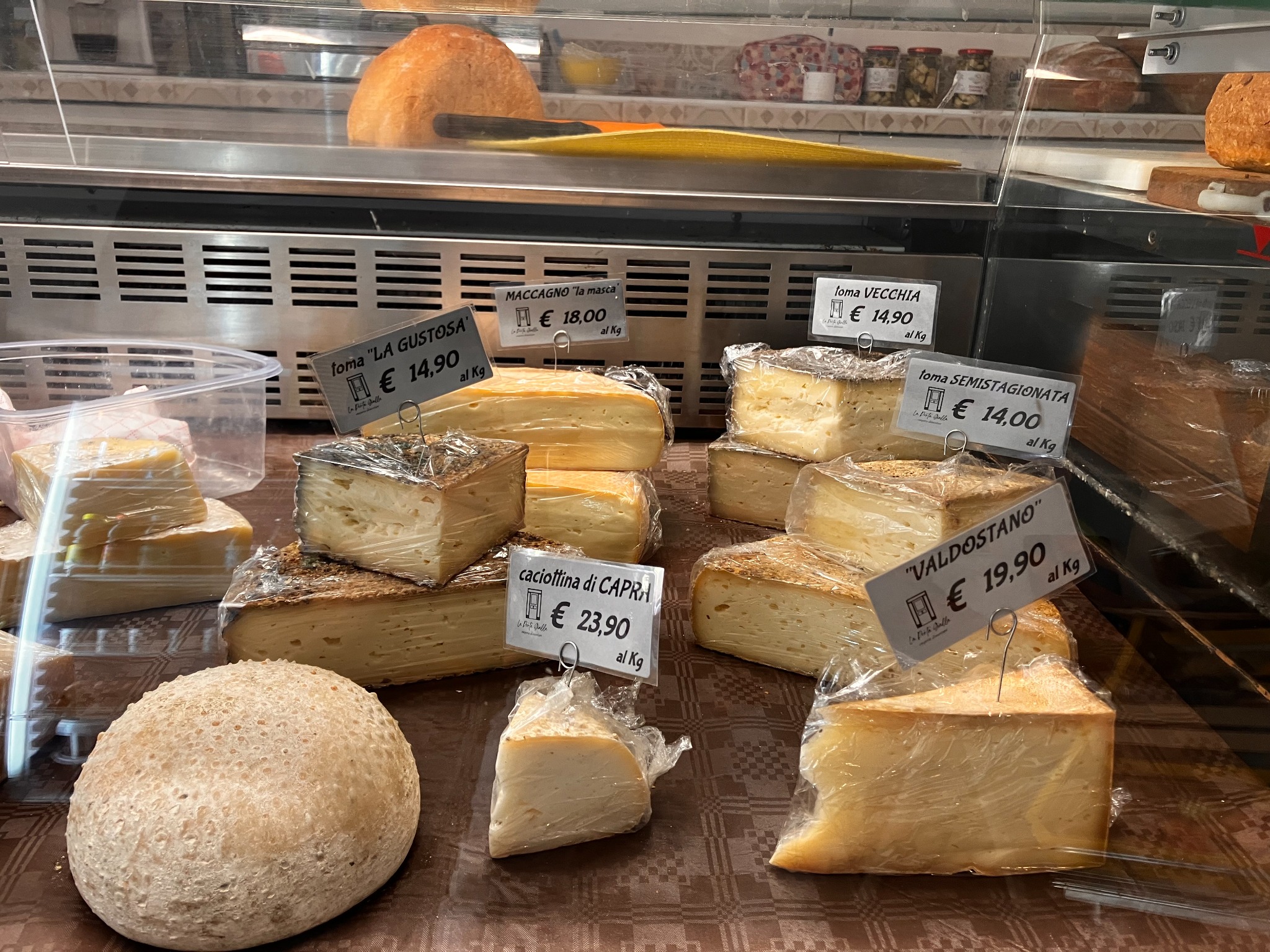 La selezione di formaggi al banco