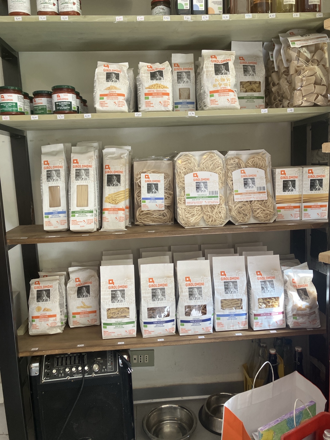 Lo scaffale Girolomoni nella bottega La Porta Gialla