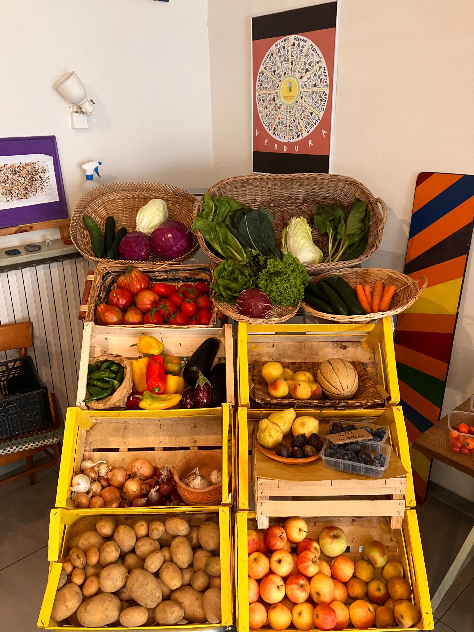 Verdure e frutta nei cesti della bottega
