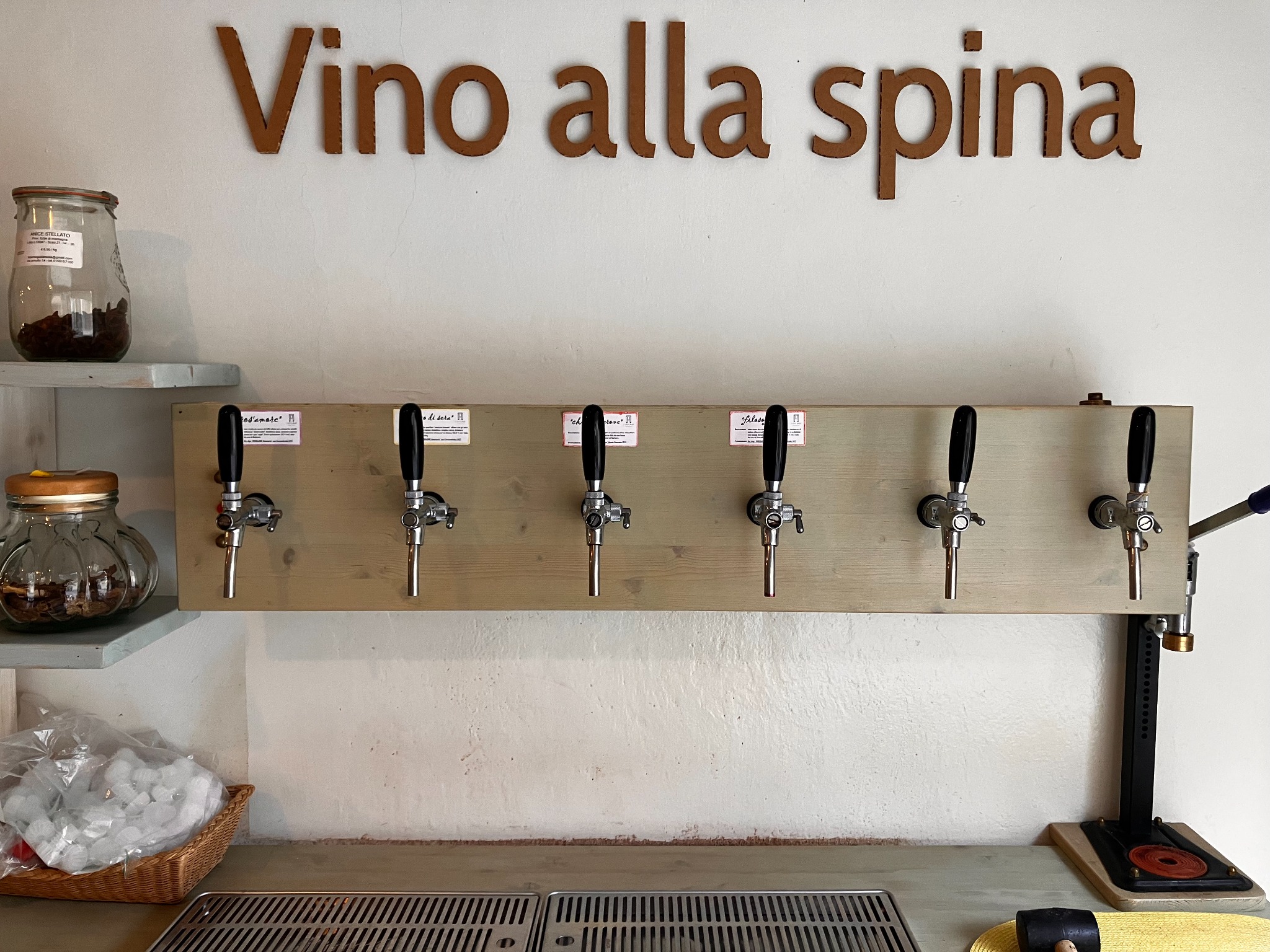 I rubinetti del vino alla spina in emporio